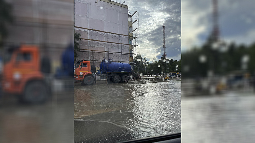 Ноябрьск спасают от потопа после дождя