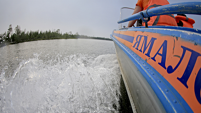 В Ямальском районе при столкновении лодки и баржи пропали три человека