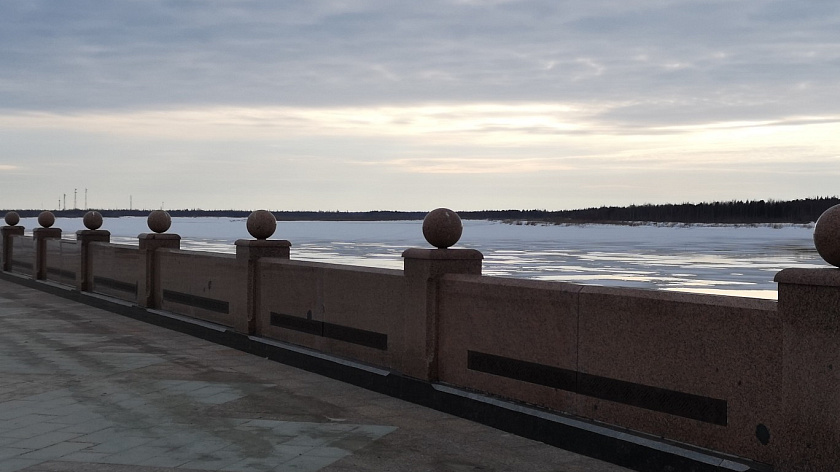 На Ямале мужчина разделся на глазах у очевидцев и бросился в воду. ВИДЕО