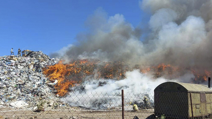 В Надыме более 30 спасателей тушат загоревшийся полигон ТБО