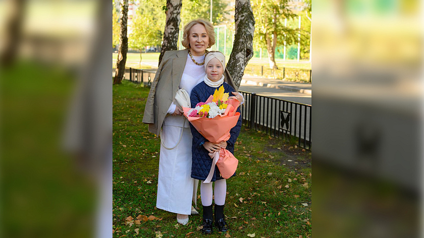 Глава Муравленко проводила внучку в первый класс