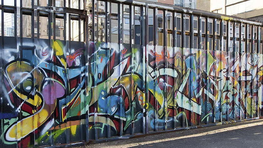 Жителям Салехарда разрешили рисовать на заборах