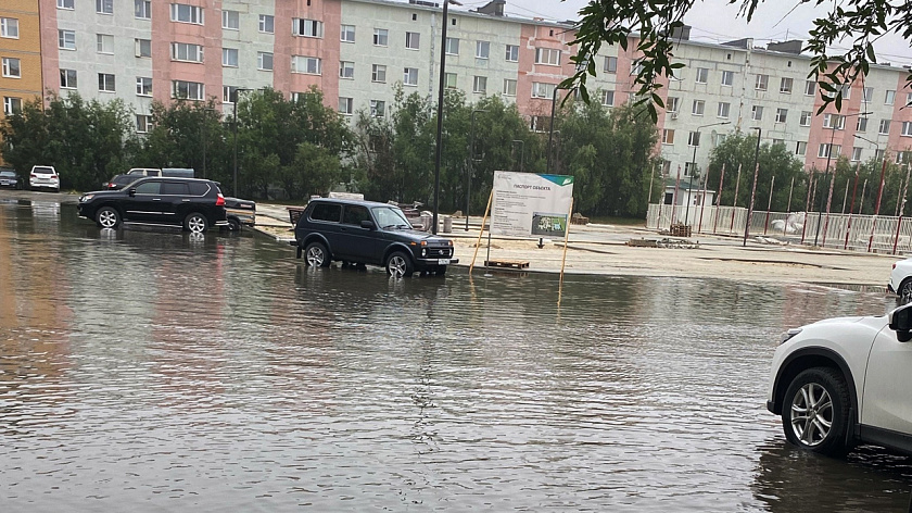 Жители Нового Уренгоя пожаловались на затопленные дворы после ливней