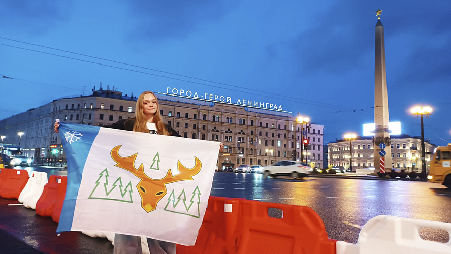 Фото: ВКонтакте | Флаг Лабытнанги шагает по планете