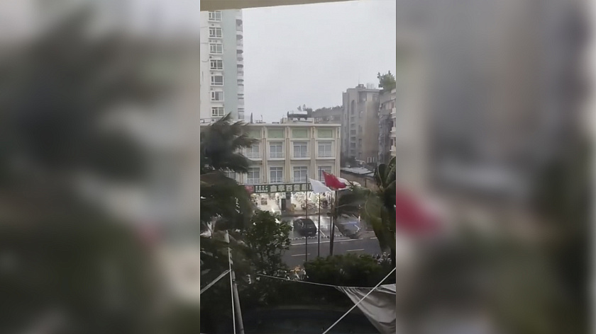 Ноябрьские туристки попали под сильный шторм на острове Хайнань