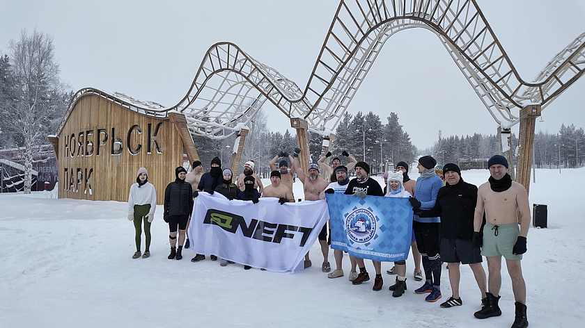 В Ноябрьске группа закаливания в 20-градусный мороз устроила забег в легкой одежде