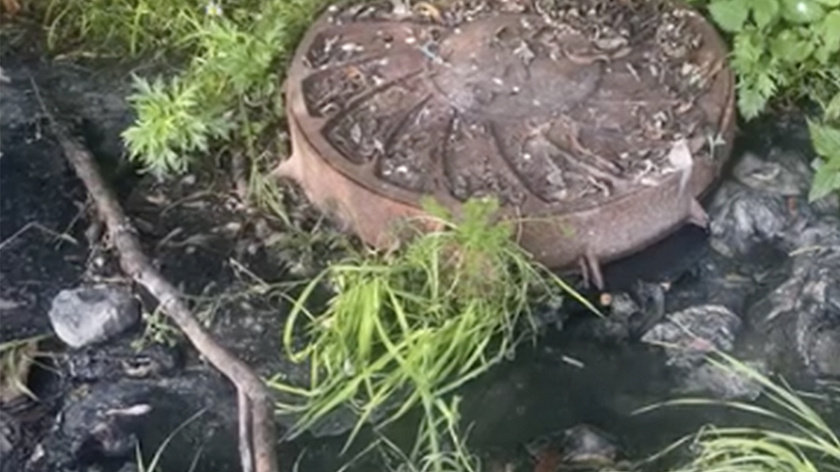 Жители Лабытнанги пожаловались на неприятный запах канализации из люков 