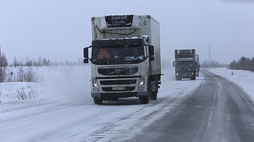 На ледовой переправе между Салехардом и Лабытнанги открыли движение для большегрузов