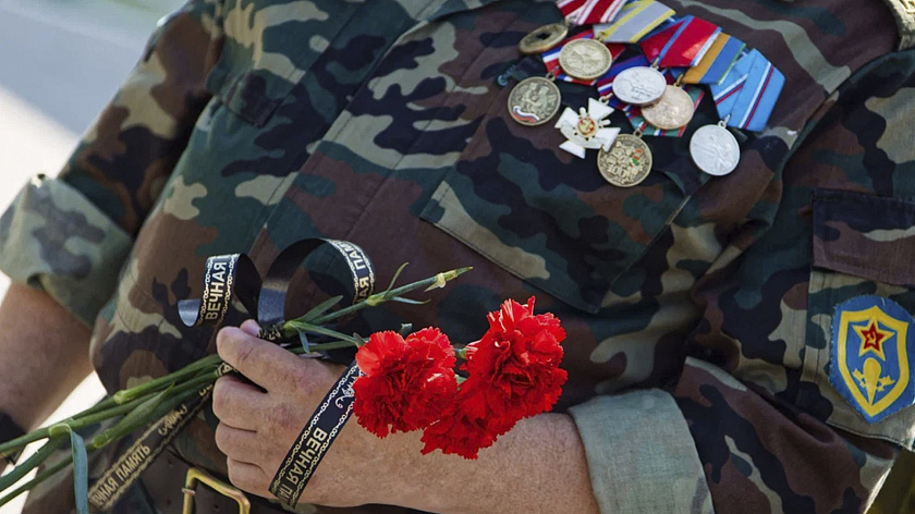 Ноябрьцы в День ВДВ почтили память десантников минутой молчания