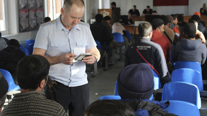 В Ноябрьске силовики устроили облаву на мигрантов и выявили 37 нарушений