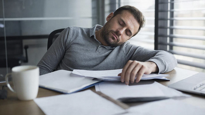 Сомнолог предложила ввести сон-час в офисах