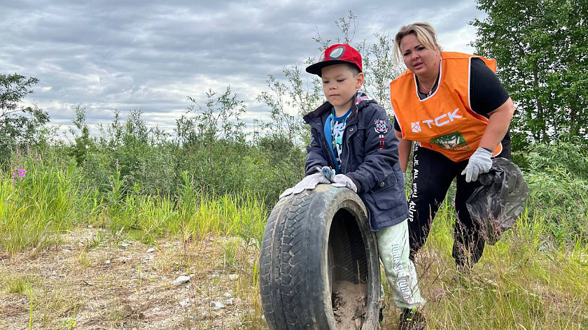 В Новом Уренгое прошел субботник по уборке тундры. ВИДЕО