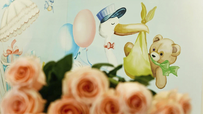 В Ноябрьске из роддома выписали маму с её восьмым малышом