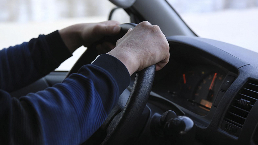 Автоэксперт Ладушкин объяснил, чем опасен запах бензина в салоне автомобиля