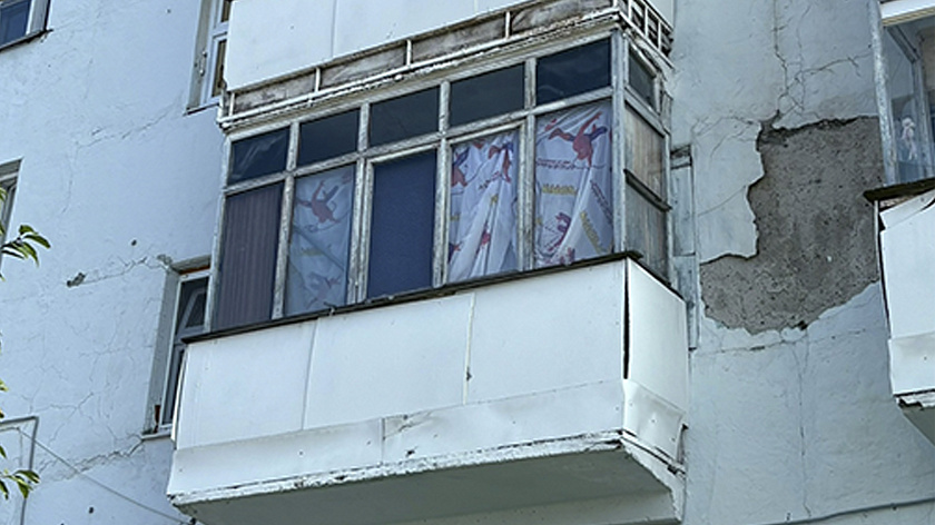 Надымчане пожаловались на разрушенный фасад дома и отсутствие ремонта