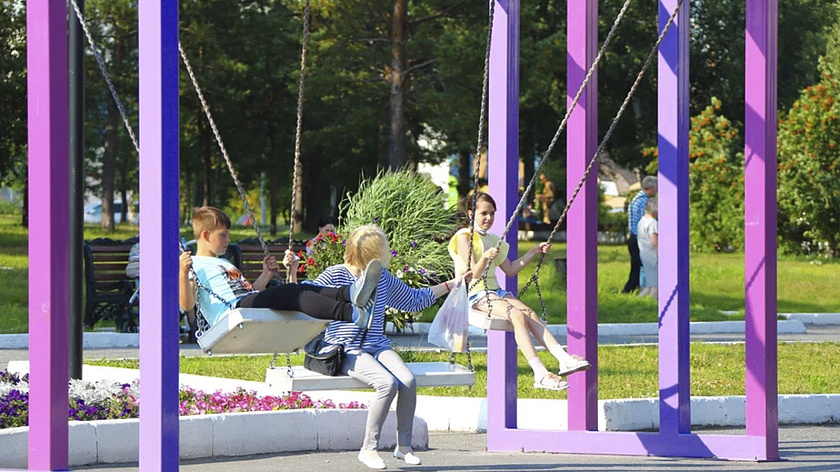 В Новом Уренгое рассказали о судьбе сломанных качелей на Аллее мечты