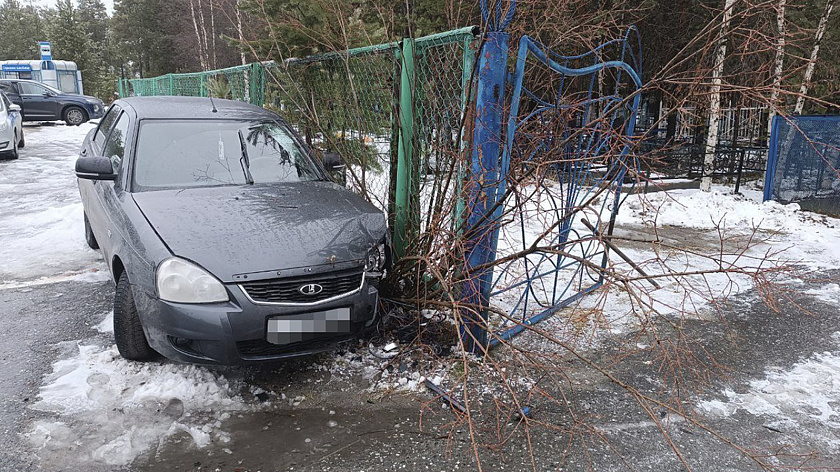 Около ноябрьского кладбища легковушка протаранила забор