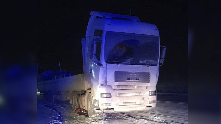 Автоинспекторы из Нового Уренгоя помогли дальнобойщику, попавшему в беду на трассе