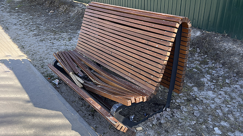 В Ноябрьске на улице Высоцкого неизвестные сломали скамейку
