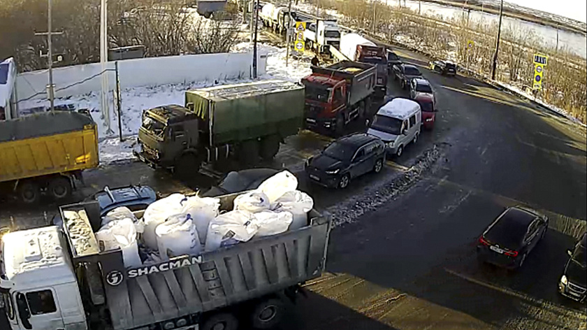 На подъездах к ямальской переправе образовались пробки