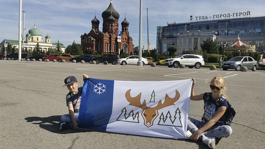 Фото: ВКонтакте | Флаг Лабытнанги шагает по планете