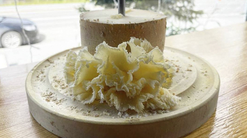 Салехардский предприниматель к юбилею города изготовил эксклюзивный сыр