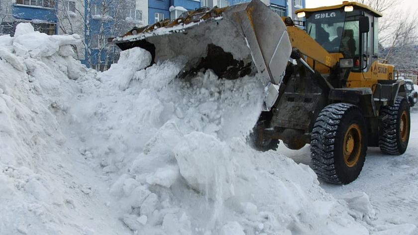 На улицы Нижневартовска вышли 119 спецмашин для борьбы со снегом