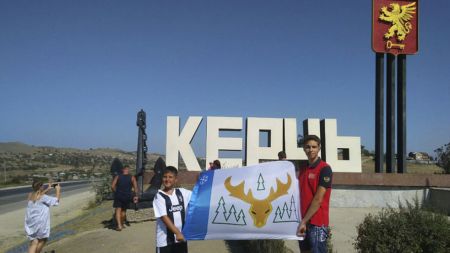 Фото: ВКонтакте | Флаг Лабытнанги шагает по планете