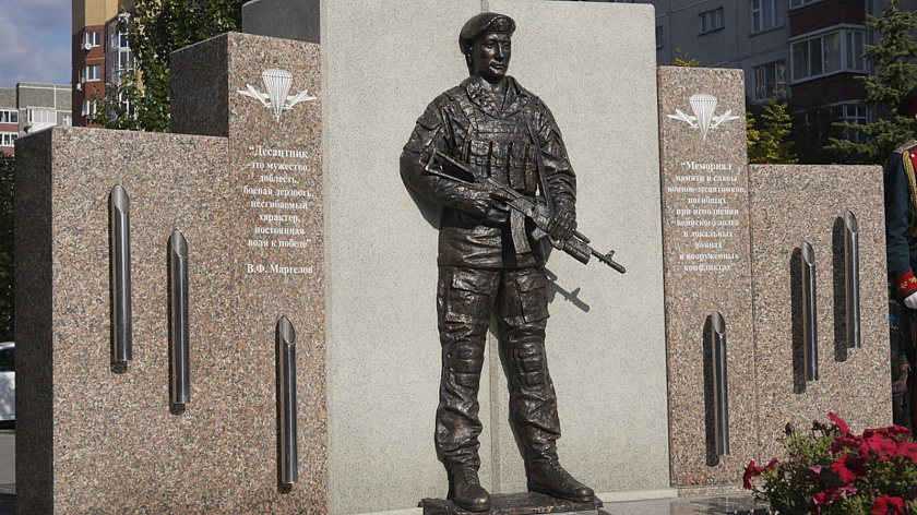 В тюменском сквере Воздушно-десантных войск открыли новый мемориал